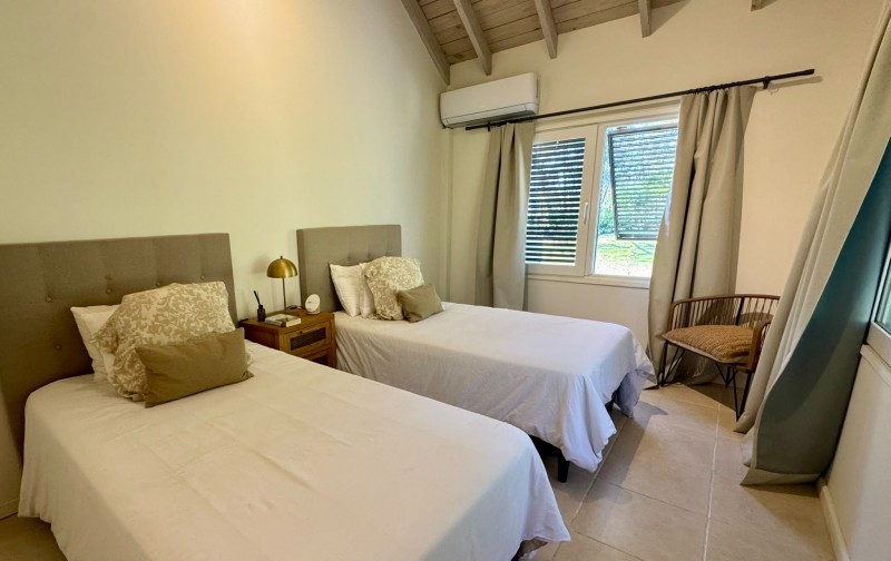 Casa en venta y alquiler en Laguna Blanca con piscina